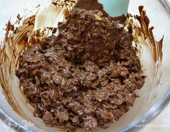 Шоколаду дать немного остыть. Затем вылить на кукурузные хлопья. Размешать, чтобы шоколад полностью покрыл шоколадные хлопья.
