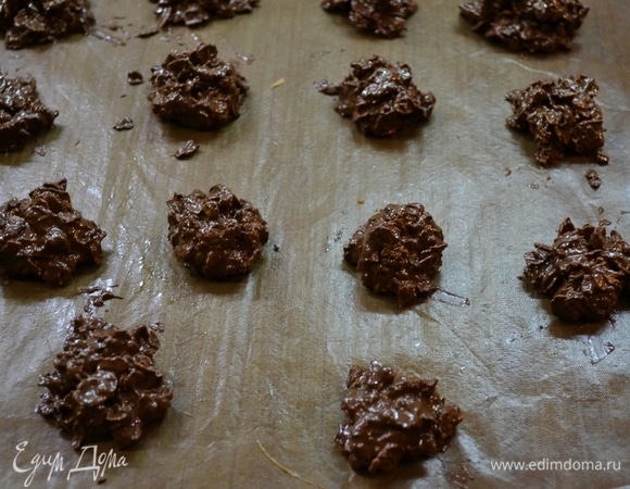 С помощью 2 чайных ложек небольшими кусочками выложить на силиконовый лист. Дать шоколаду полностью застыть.