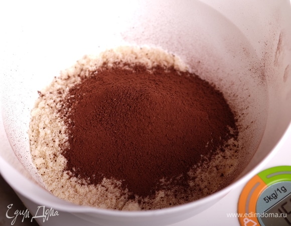 Готовим миндальные половинки для макарон. Духовку разогреть до 130°C с конвекцией. Подготовить коврики для выпечки. Смешать миндальную муку и сахарную пудру, сверху просеять какао-порошок. Какао необходимо брать самого лучшего качества. Я использую алкализованный какао.