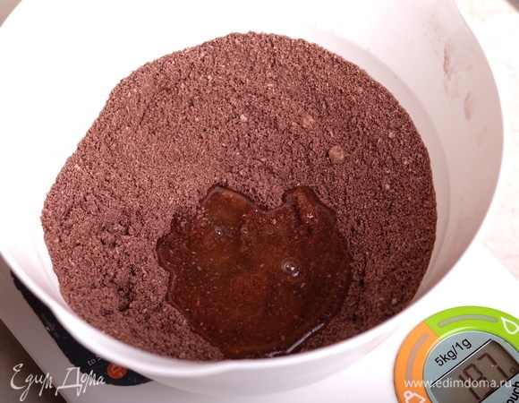 Перемешать смесь и добавить 55 г белков. Белки рекомендуется «состарить», то есть примерно за сутки отделить белки и оставить их при комнатной температуре. Скажу честно — я иногда про это забываю и использую свежие белки. Особой разницы в результате я не заметила.