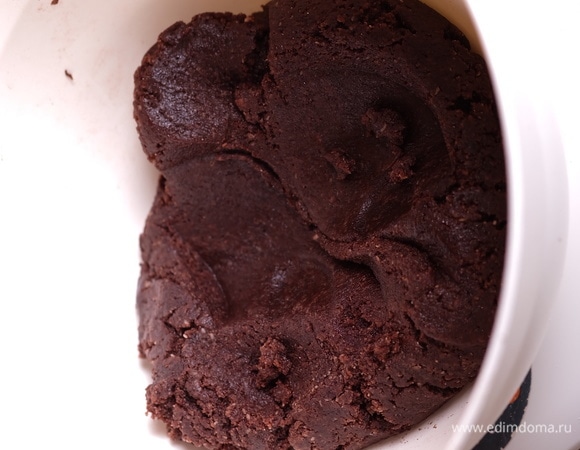 Спатулой или шпателем соединить сухую смесь с белком в плотную пластичную массу.