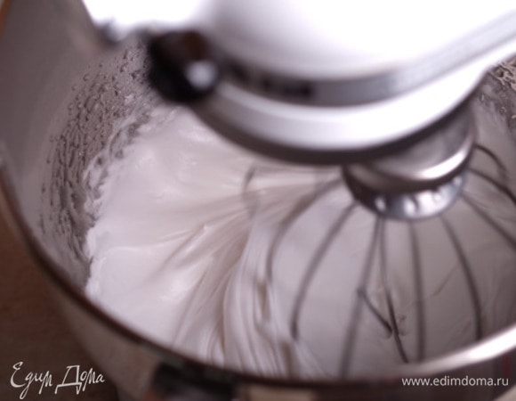 Сироп достиг температуры 117°C. Начинаем лить его по стенке чаши тонкой струйкой во взбивающиеся белки. Масса начнет быстро густеть.