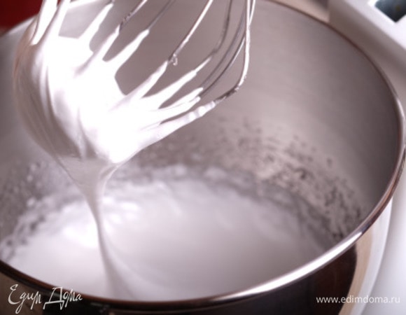 Взбивать белки до состояния «мягкий клюв» — температура меренги должна быть около 50°C (я меряю пирометром). Как видите, белок не плотно сидит на венчике, а слегка свисает под собственной тяжестью.