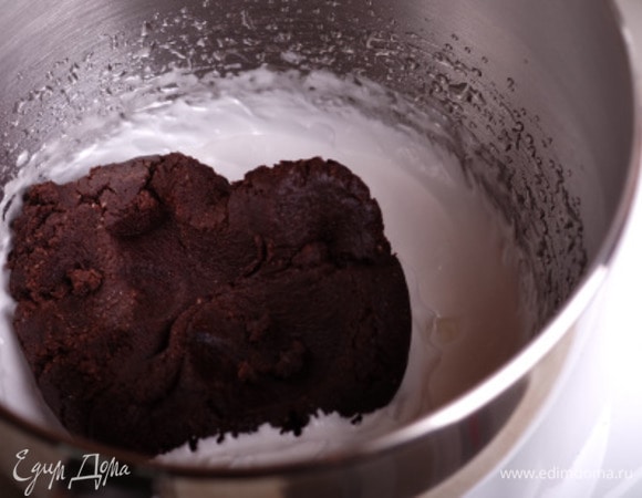 Далее необходимо замесить макаронаж. В данном случае я делала это насадкой «весло» с гибким краем, можно делать вручную спатулой. Важно — соединить марципановую массу и меренгу нужно быстро, не вбивая в смесь много воздуха. Добавить шоколадную массу в меренгу.