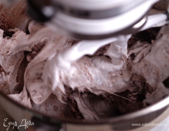 И начать на самой низкой скорости замешивать макаронаж.