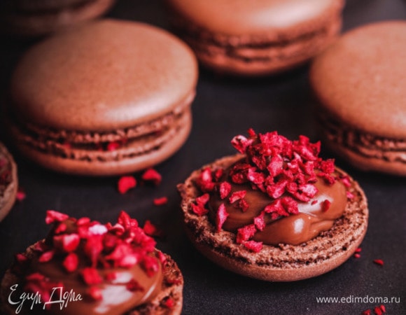 Готовые «крышечки» разделить попарно, на одну половинку нанести шоколадный ганаш, посыпать сублимированной вишней, накрыть второй половинкой, аккуратно прижать.