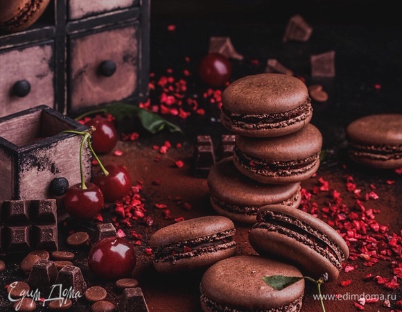 Готовые макарон убрать в холодильник минимум на сутки, перед подачей подержать при комнатной температуре в течение 15–20 минут.