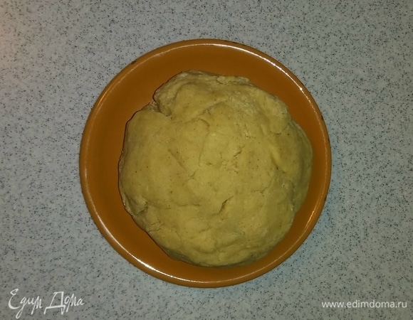 Затем вымешиваем тесто руками до образования гладкого шара из теста (он не должен прилипать к стенкам емкости и к рукам). После чего кладем тесто на тарелку и ставим в холодильник на 1 час.