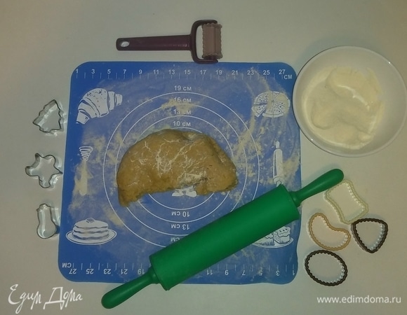 Через час достаем тесто из холодильника. Делим его пополам, половину теста кладем снова в холодильник (его будем использовать чуть позже, и в охлажденном виде тесто лучше раскатывается). Посыпаем мукой поверхность, на которой будем раскатывать тесто.