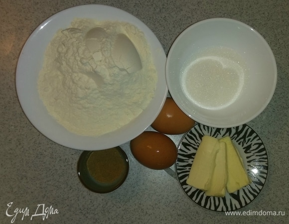 Собираем вместе все ингредиенты, которые необходимы для приготовления этого печенья. Я в ингредиентах указала смесь под названием «Пряничные специи». У меня смесь молотого имбиря, корицы, бадьяна, кардамона, перца душистого, гвоздики и перца черного. Если у вас другие любимые «пряничные специи», то используйте их.