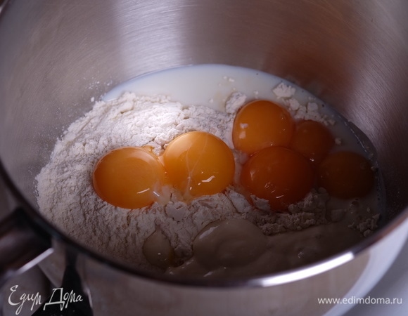 В деже миксера смешать пшеничную муку, молоко, сахар, соль, закваску, желтки, раскрошить дрожжи.