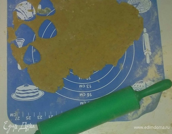 Раскатываем тесто в пласт толщиной около 3 мм. С помощью различных формочек (можно вместо формочек использовать рюмку или стакан) вырезаем из теста различные фигуры. Использовав первую часть теста, точно так же раскатываем и вторую часть теста.