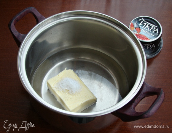 В сотейнике довести до кипения сливочное масло, соль и воду.