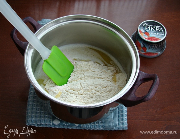 В горячую водно-масляную смесь всыпать сразу всю просеянную муку и быстро замесить эластичное однородное тесто.