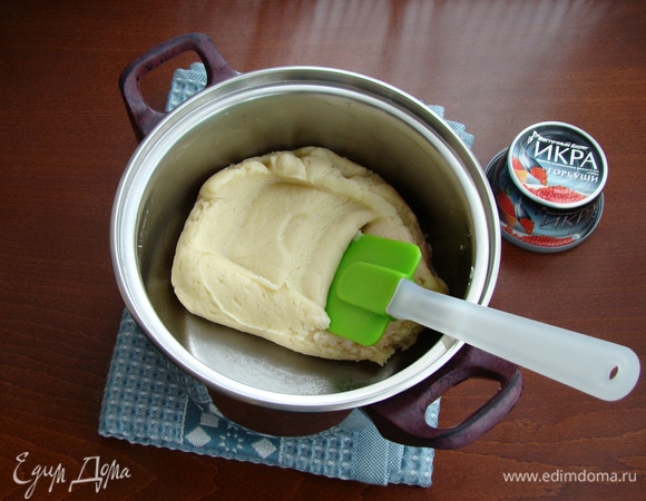 Как только тесто приобрело однородность, поставить сотейник обратно на огонь.