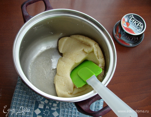 При постоянном помешивании прогреть тесто минуты 2–3 до момента, когда на дне сотейника образуется тонкая мучная корочка. Это означает, что тесто готово и его необходимо снять с огня, перемешивая еще в течение 2–3 минут, чтобы вышел пар. За это время тесто немного остынет.