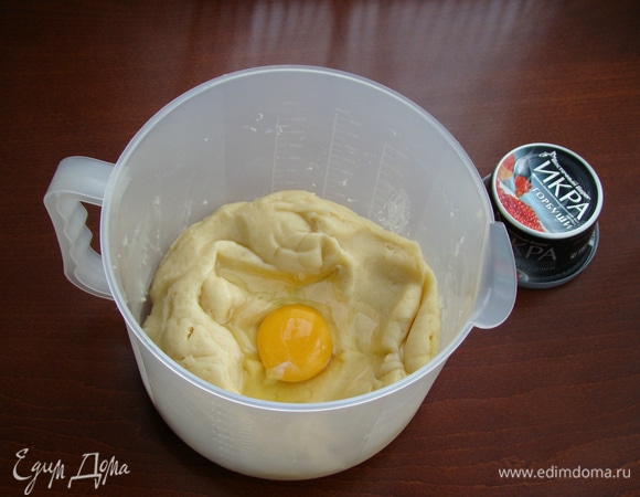 Слегка остывшее, но все еще горячее тесто, переложить в миску и, добавляя по одному яйца, каждый раз тщательно перемешивать тесто до однородности. В итоге у нас должно получиться в меру эластичное, но в то же время хорошо держащее форму тесто.