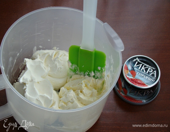 Вторую часть размягченного сливочного масла взбить миксером в пышную светлую массу. Добавить сливочный сыр и все перемешать до однородности. Затем к этой массе очень аккуратно вмешать 2 ст. л. красной икры ТМ «Восточный берег».