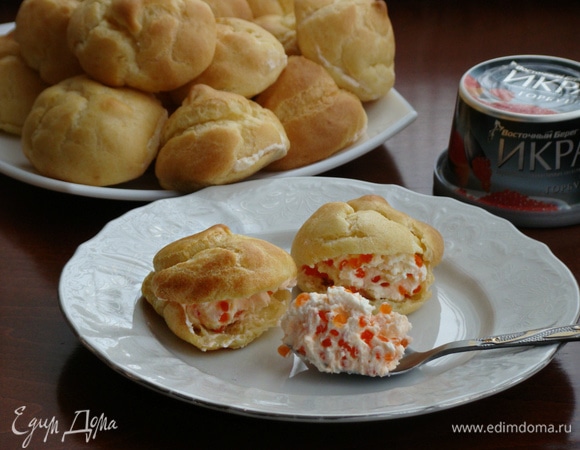 Готовой сливочно-сырной массой нафаршировать остывшие профитрольки и поставить в холодильник, чтобы крем стабилизировался и стал плотным.