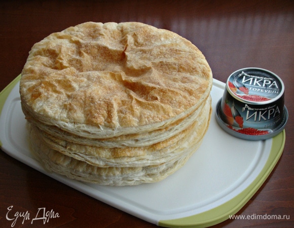 Для основы торта испечь 4 коржа из слоеного теста. Обрезки теста также необходимо испечь, они нам тоже пригодятся для украшения.