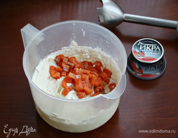 В миске смешать 100 мл жирных сливок и 150 г сливочного сыра, все взбить в пышную массу до мягких пиков. К этой массе добавить мелконарезанную форель и все взбить погружным блендером.