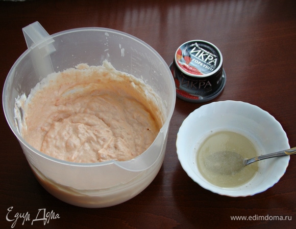 Замочить в небольшом количестве воды 5 г желатина (от общего количества). После того как он набухнет, растопить и, перемешивая сливочно-рыбную массу миксером на малых оборотах, тонкой струйкой влить желатин. Все тщательно перемешать. В эту массу при желании можно добавить щепотку белого перца.