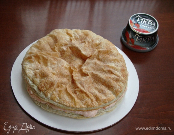 Приступаем к сборке нашего торта. Промазать сливочно-рыбной смесью коржи из слоеного теста. Я промазала сразу 4 коржа, сложив их попарно. Поставить в холодильник минут на 20, чтобы крем «схватился».