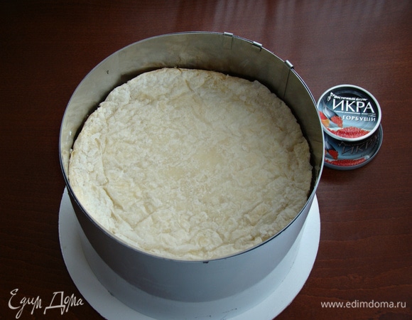 На сливочную основу аккуратно уложить вторую часть двойных коржей, слегка вдавив. Торт поставить в холодильник часа на два, чтобы он хорошо застыл.