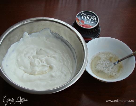 Замочить в небольшом количестве воды 5 г желатина. Как только набухнет, растопить и при постоянном помешивании миксером на малых оборотах тонкой струйкой влить желатин в сметану. Все тщательно перемешать, посолить и поперчить по вкусу.