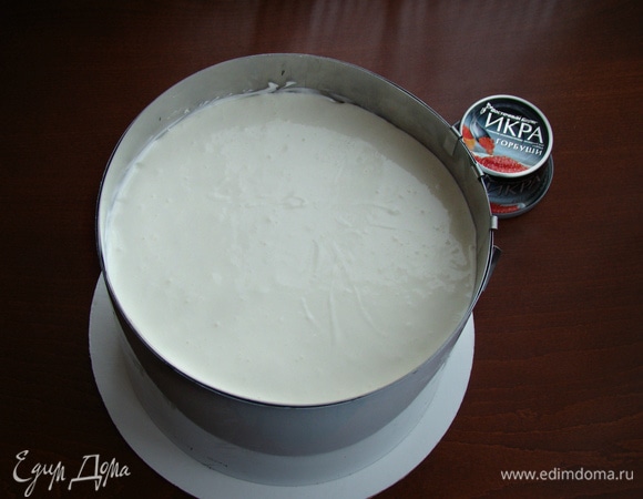 Залить сметанной смесью верх торта и поставить в холодильник часа на два, чтобы торт хорошо застыл.