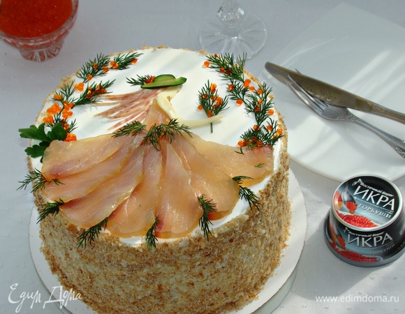 Готовый торт обсыпать крошкой и украсить по своему вкусу.