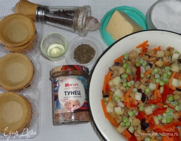 Подготовить необходимые продукты для приготовления закуски. У меня замороженная овощная смесь, состоящая из баклажанов, кабачков, моркови, сладкого перца, зеленого горошка, помидоров.