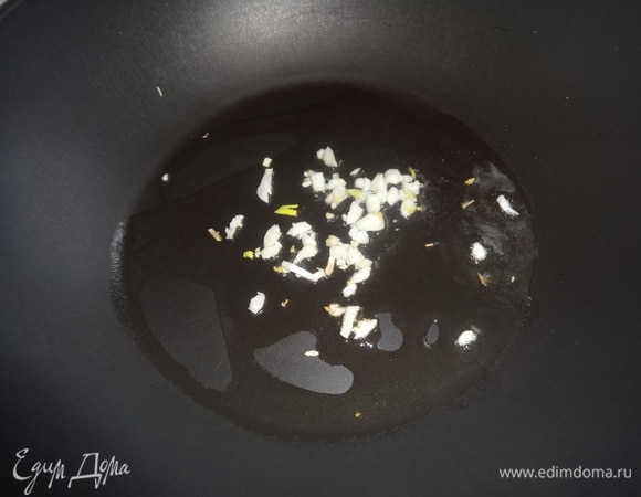 В сковороде разогреть растительное масло и обжарить на нем чеснок.