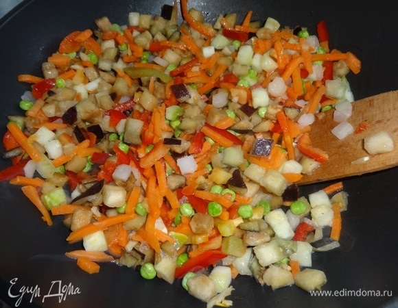 Выложить овощи, не размораживая их. Обжарить, помешивая, 2–3 минуты.