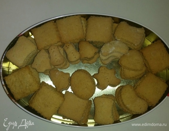 Для дальнейшего хранения кладем печенье в жестяную коробку. Оно хранится около 1,5 месяцев в жестяной коробке с плотно закрытой крышкой. Приятного аппетита!