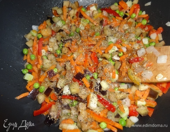 Овощи посолить, поперчить, добавить сушеный базилик, перемешать и обжаривать еще 4–5 минут.