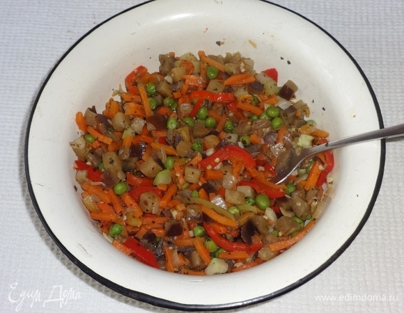 Обжаренные овощи выложить в миску и остудить.