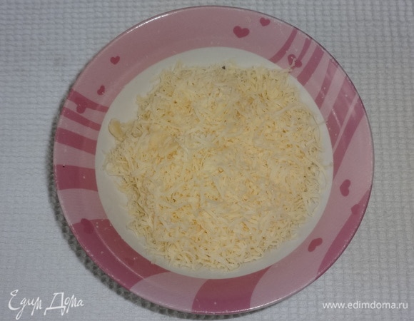 Сыр натереть на мелкой терке.