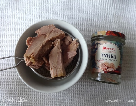 Открыть банку консервированного тунца ТМ «Магуро». Выложить рыбу на сито и дать стечь жидкости.