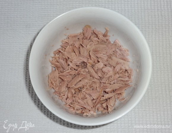 Филе тунца измельчить.