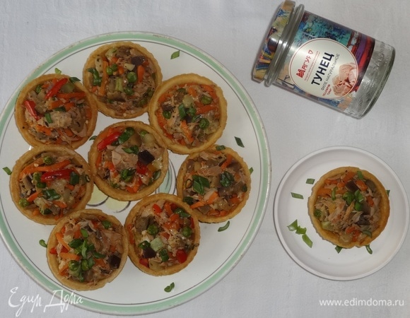 Выложить тарталетки с начинкой на блюдо, посыпать измельченным зеленым луком. Подать в качестве горячей закуски. Угощайтесь! Приятного аппетита!