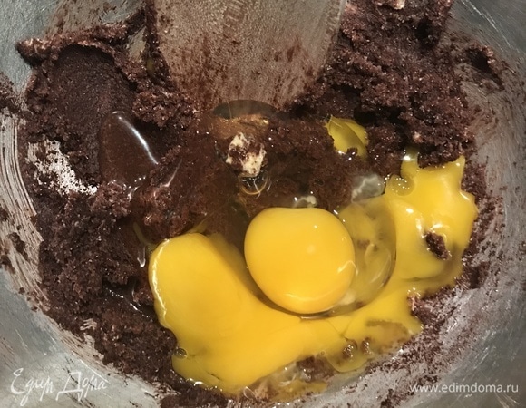 Добавить 3 желтка и 1 белок.