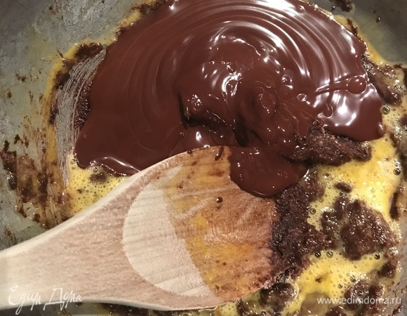 Добавить растопленный шоколад.