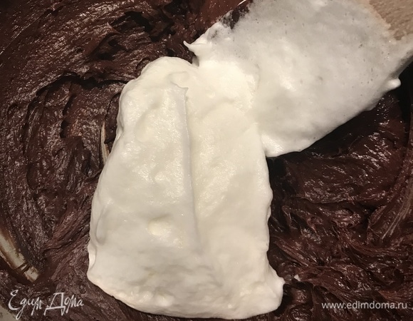 Взбить до устойчивых пиков 5 белков с 60 г сахара, вмешать. Перелить массу в форму диаметром 16–18 см, выпекать 30–40 минут при 180°C. Затем дать остыть, разрезать, смазать нагретым конфитюром. Поставить в холодильник на несколько часов.