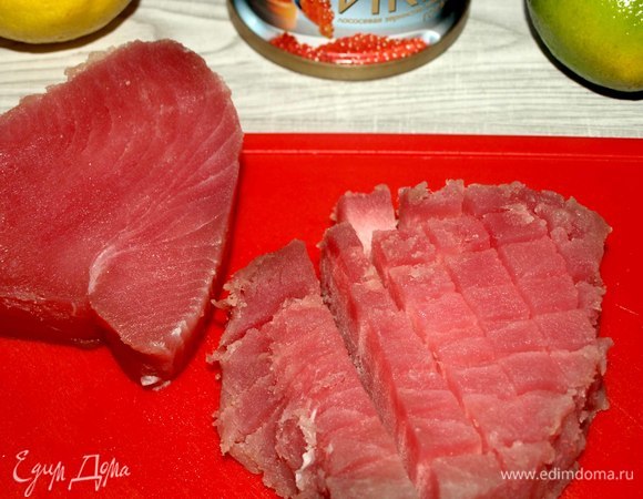 Филе тунца промыть, обсушить бумажными полотенцами. Тунец мелко нарезать (но не мельчить). Складываем в миску.