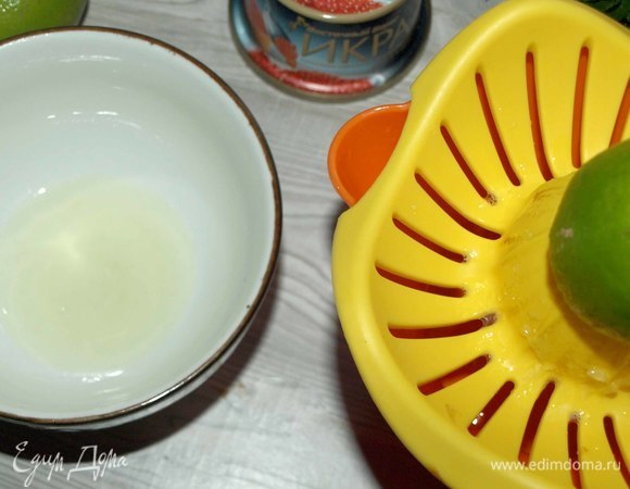 Из лайма и лимона выдавить сок.