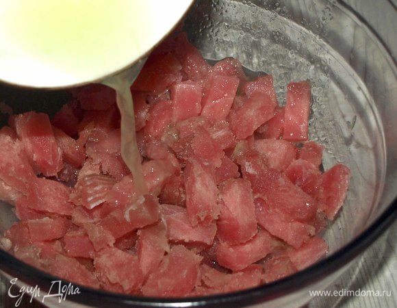 Добавить сок к тунцу. Перемешать и оставить мариноваться на 15 минут.