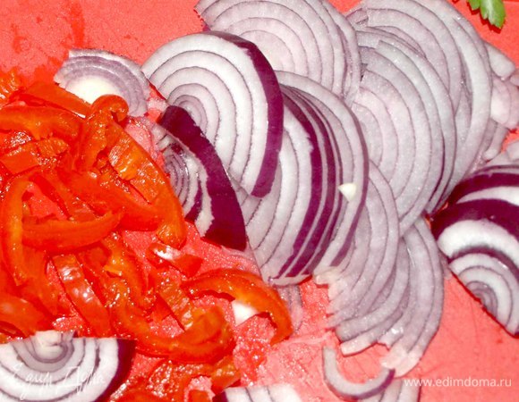 За это время нарезать лук полукольцами. Порубить петрушку или кинзу. Красный острый перец очистить от семян и нарезать полукольцами.