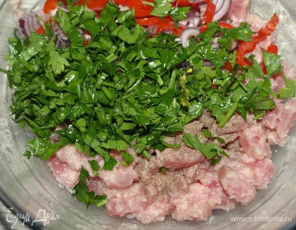 Через 15 минут добавить к тунцу соль и перец. Добавить петрушку, лук и острый красный перец. Все перемешать.