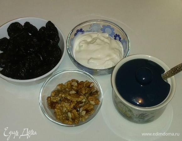 Собираем вместе все необходимые ингредиенты (предварительно споласкиваем под водой чернослив и орехи, а затем орехи нужно подсушить).